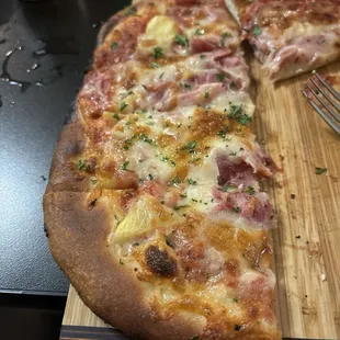 Delicious Hawaiian pizza with great service and great drinks. Highly recommend. Crispy crust and specialty drinks.