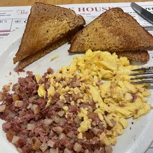 Scrambled eggs with hash n toast
