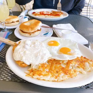 a plate of breakfast food