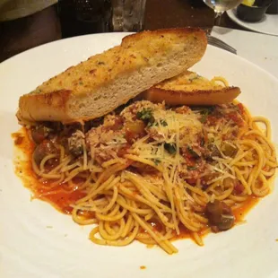 Spaghetti with bread