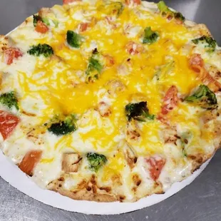 Chicken Alfredo pizza on a cauliflower crust