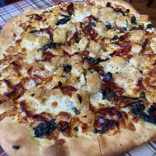 White pizza w chicken, sun dried tomatoes and basil