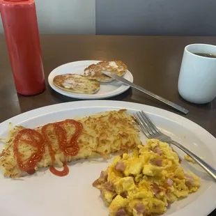 Scrambled eggs, diced ham, hash browns and coffee at Brunch Box