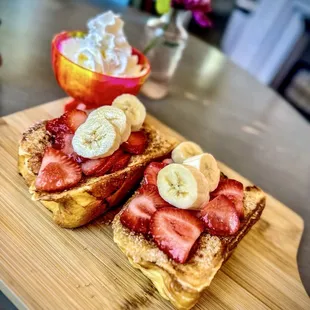 French Toast w/Strawberries &amp; Bananas