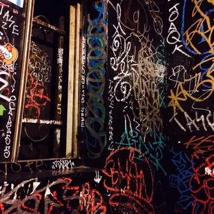 Many Graffito&apos;s in the Bano