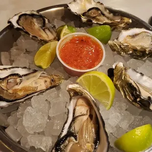 1/2 dozen raw oyster. VERY fresh.