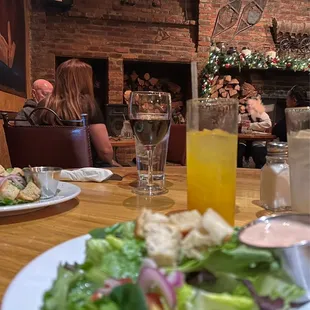 Fresh salad, Mango Spritzer, Merlot