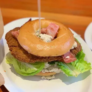 Fried chickn bagel sandwich (instagram: jax.vegan.eats)