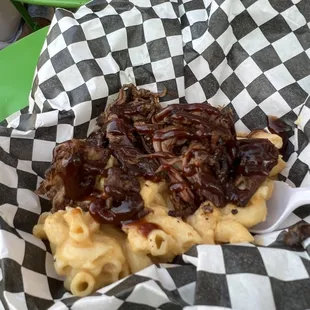 Mac n cheese pulled pork