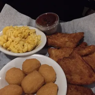 Chicken nuggets with mac &amp; cheese and corn fritters