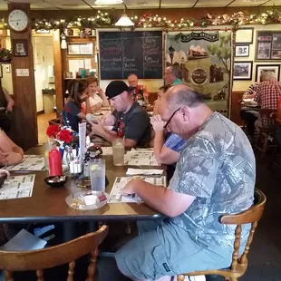 The place was packed and it seems that we knew someone at every other table. I felt like we were at a church dinner or a family dinner. Inde