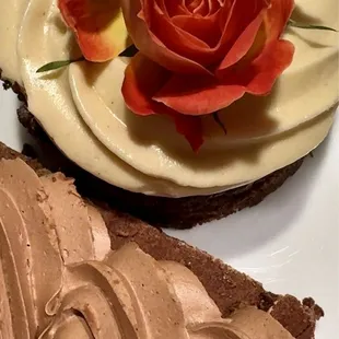 Brownie and a chocolate peanut butter individual cake.