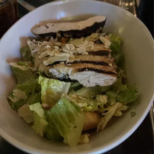 Cabin salad with chicken