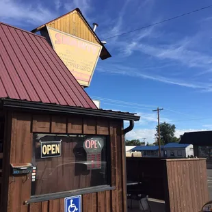 the outside of a restaurant