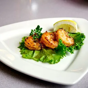a plate of shrimp and lettuce