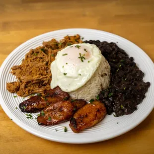 Pabellón criollo (rice, black beens, sweet plantain, eggs, shredded beef)