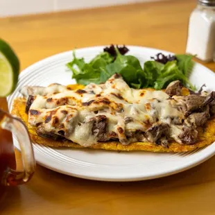 Gratinated patacon with chicken and beef