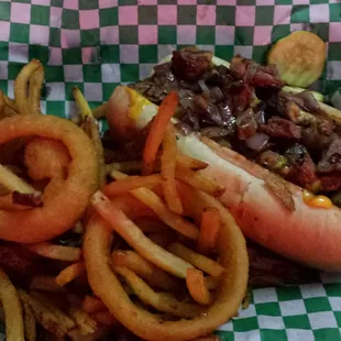 Steak sandwich with frings.