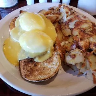 Eggs benedict with American fries