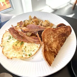 Excellent eggs, bacon, toast and yummy potatoes.