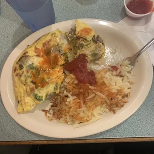 Veggie omelet and hash browns