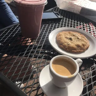 Chocolate chip cookie, berry smoothie and double shot