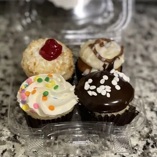 Vanilla, black/white, piña colata, cinnamon bun