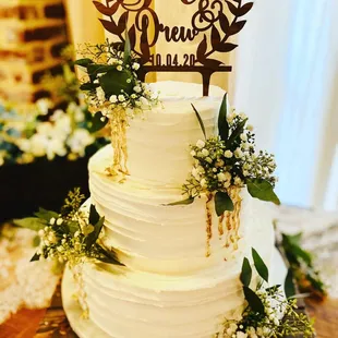 Stunning spatula lines with gold drip and greenery