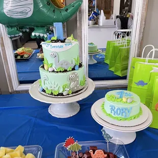 First birthday cakes come with free smash cake!