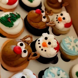 Adorable holiday cupcakes! White, chocolate, and pink champagne.