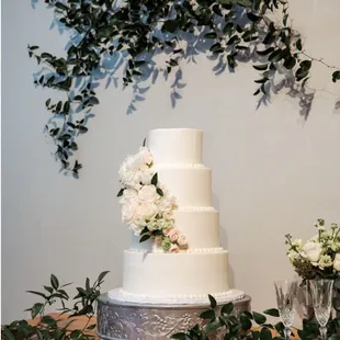 Red velvet and snickerdoodle with buttercream frosting. Killer flavors!