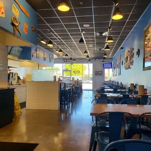 Dining room... bright and clean