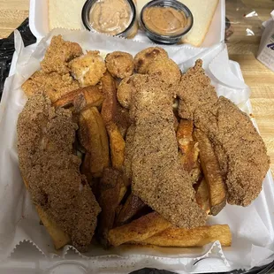 Ordered 2 catfish filets and 3 shrimp; spicy - please note that lovely 3rd piece which does not make me one bit of mad!