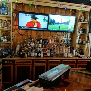 Full bar, and tvs