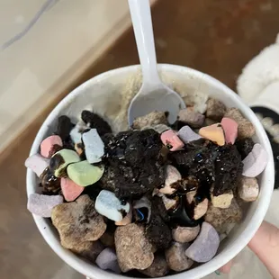 Large ice cream cup with brown butter ice cream, s&apos;mores, Oreo, marshmallows, Oreo drizzle