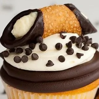 Cannoli Cupcake (12 Pieces)