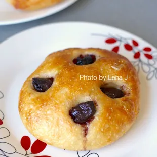 Olive Focaccia ($3.25) - not my favorite. A bit tough and chewy, bordering on hard.
