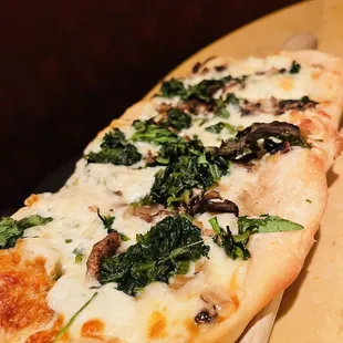 Mushroom and spinach flatbread