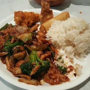 Hunan Chicken w/fried chicken,crab puff and spring roll.