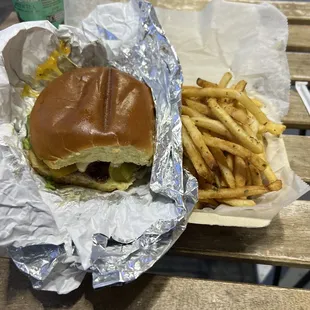 Classic Cheeseburger w/fries