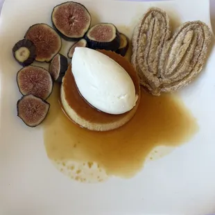 Flan with fig and homemade whipped cream