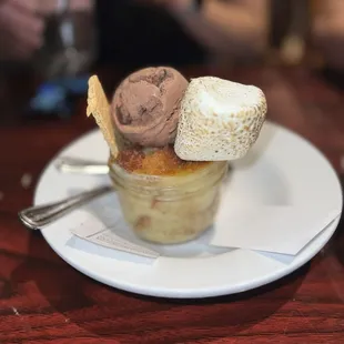 Seasonal dessert, s&apos;more pudding