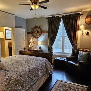 The Old Oak has the added bonus of original Pink Italian Marble I brass roses in the bathroom. Air conditioning is cooler in this room.