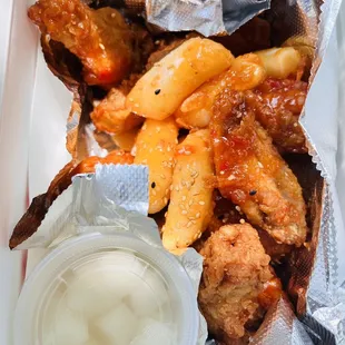 Sweet chili wings with fried rice cakes