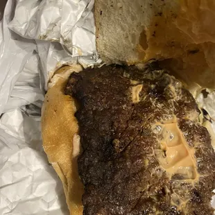 Quemaron la carne en las orillas y la secaron demasiado y sin sazonar