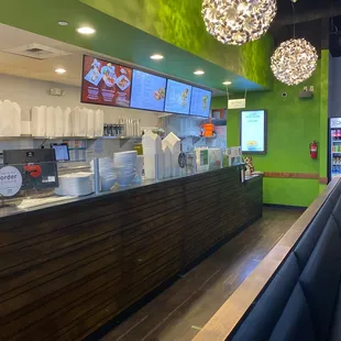 the interior of a fast food restaurant