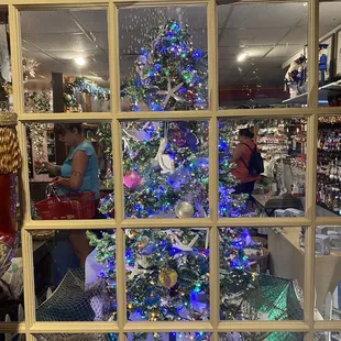 It's a snowing Christmas tree!!!!