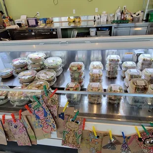 Various cold grab n' go items include salads, sandwiches, overnight oats. etc.