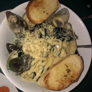 Linguini with Clams and Mussels