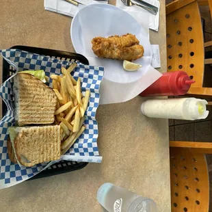 Crab sandwich with added fried fish